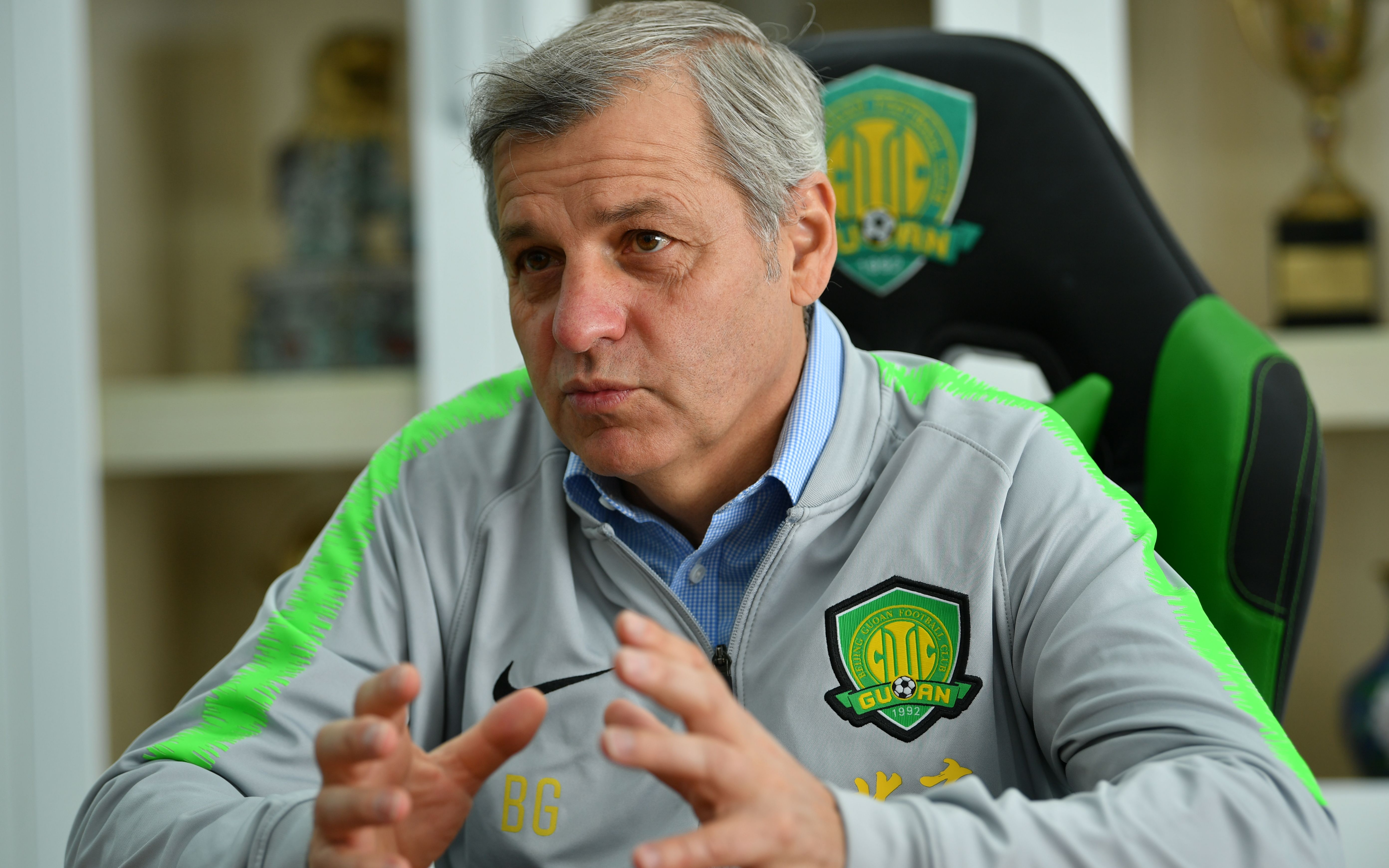 爱游戏体育官网-马德里竞技迎法甲关键赛，冲刺阶段回应争议，压力陡增，团队化学反应显著(马德里竞技vs毕尔巴鄂竞技)